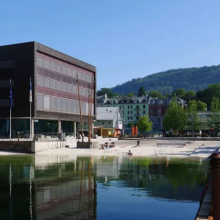 Nyoppusset Med Utsikt Og Takterrasse *